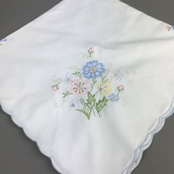Hvid vintage dug med blomsterbroderi - 90x90 cm