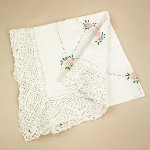 Vintage blomsterdug med blondekant 120�120