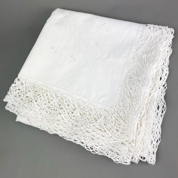 Vintage dug med broderi og kniplinger 