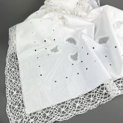 Vintage dug med broderi og kniplinger 