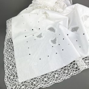 Vintage dug med broderi og kniplinger 