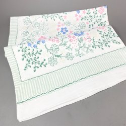 Blomstret retro dug � 120 cm