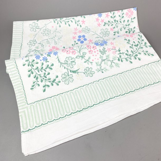 Blomstret retro dug � 120 cm