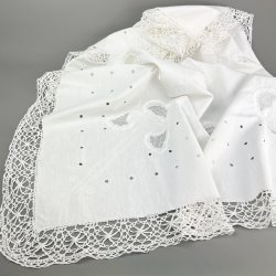 Vintage dug med broderi og kniplinger 