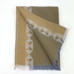 sandfarvet retro dug med grafisk m�nster � 180 cm