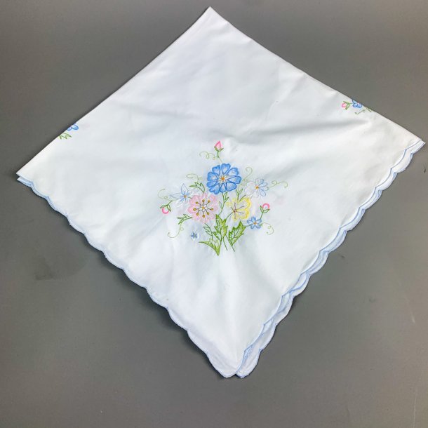 Hvid vintage dug med blomsterbroderi - 90x90 cm