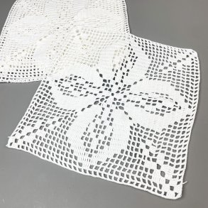 Vier gehkelte Servietten