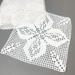 Fire hklede hvide vintage mundservietter