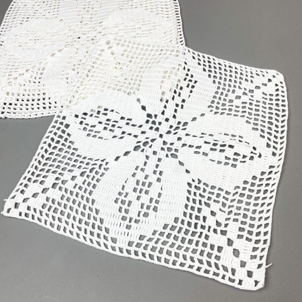 Fire hklede hvide vintage mundservietter