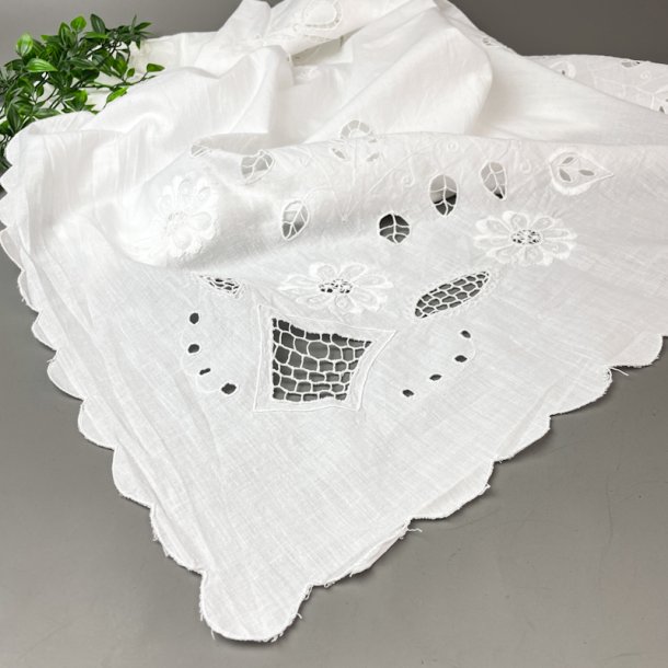 Hvid vintage dug med  broderi  180 cm