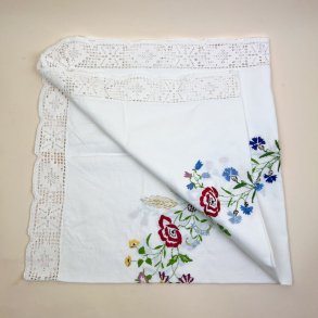 Broderet vintage blomsterdug 90�90 cm
