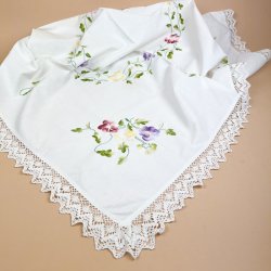 Hvid vintage dug med blomsterbroderi � 100 x 100 cm