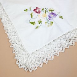 Hvid vintage dug med blomsterbroderi � 100 x 100 cm