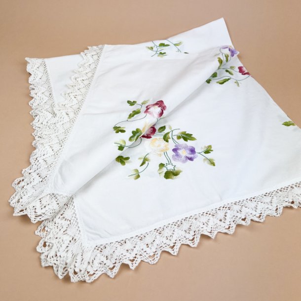 Hvid vintage dug med blomsterbroderi � 100 x 100 cm