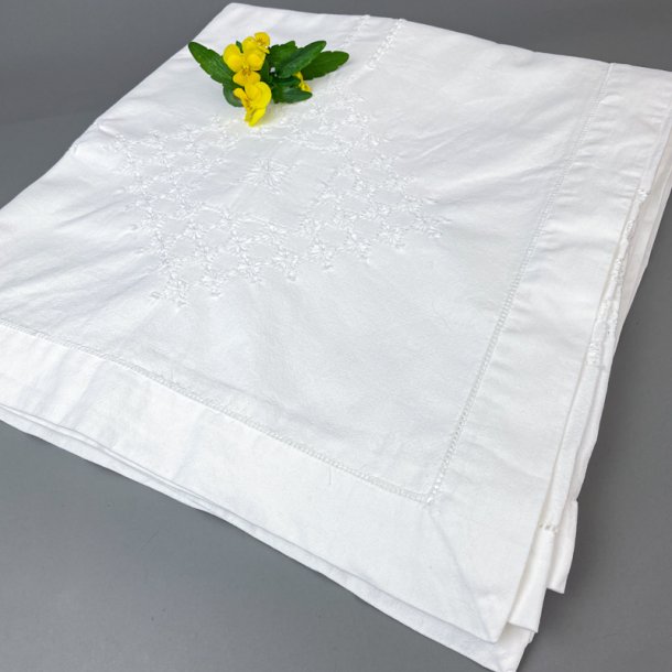Elegant hvid vintage dug med broderi  270 cm