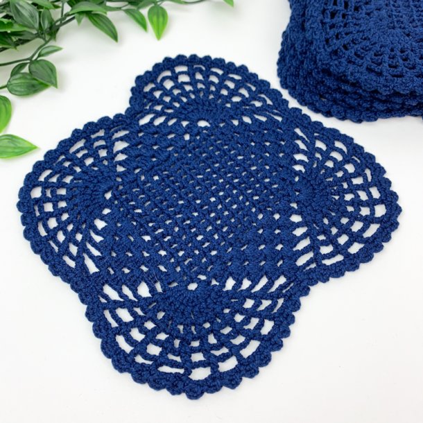 Ti hndhklede mellemlgsservietter i mrk bl 