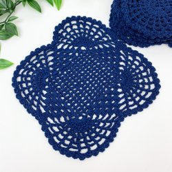 Ti hndhklede mellemlgsservietter i mrk bl 