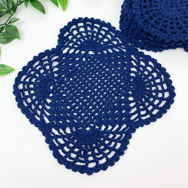 Ti hndhklede mellemlgsservietter i mrk bl 