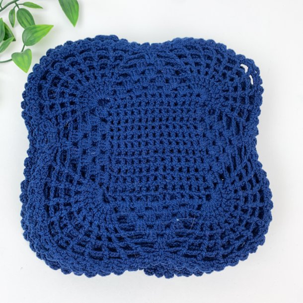 Ti hndhklede mellemlgsservietter i mrk bl 