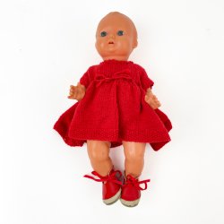 Vintage dukke med r�dt strikket s�t