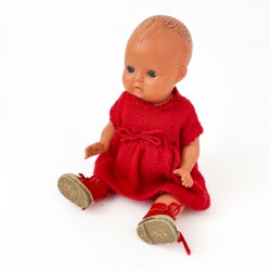 Vintage dukke med r�dt strikket s�t