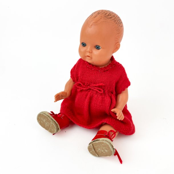 Vintage dukke med r�dt strikket s�t