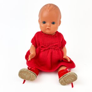 Vintage dukke med rdt strikket st