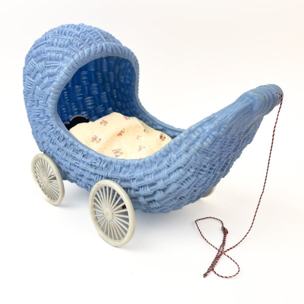 Blaue Retro Puppenwagen mit Bettzeug