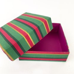 Retro Schachtel mit Streifenmuster