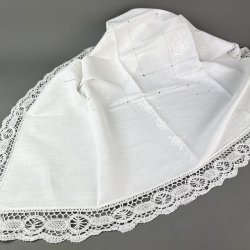 Hvid vintage dug med broderi � 100 x 100 cm