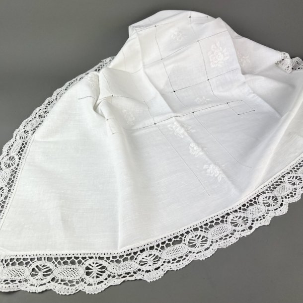 Hvid vintage dug med broderi � 100 x 100 cm