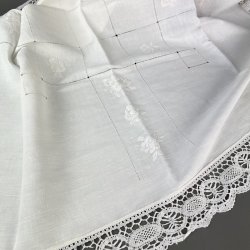 Hvid vintage dug med broderi � 100 x 100 cm