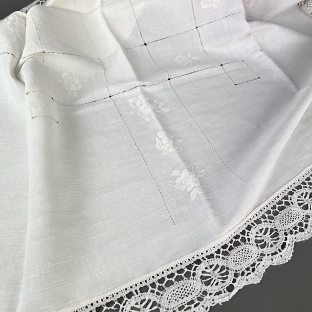 Hvid vintage dug med broderi � 100 x 100 cm