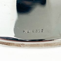 To tre-t�rnede s�lv lysestager