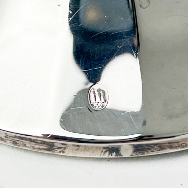 To tre-t�rnede s�lv lysestager