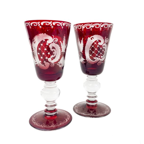 Zwei rote Vintage Gl�ser aus b�hmischem Kristall