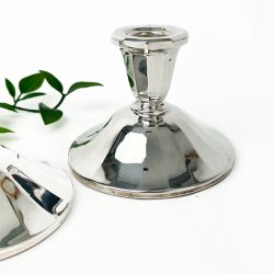 To tre-t�rnede s�lv lysestager