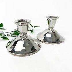 To tre-t�rnede s�lv lysestager