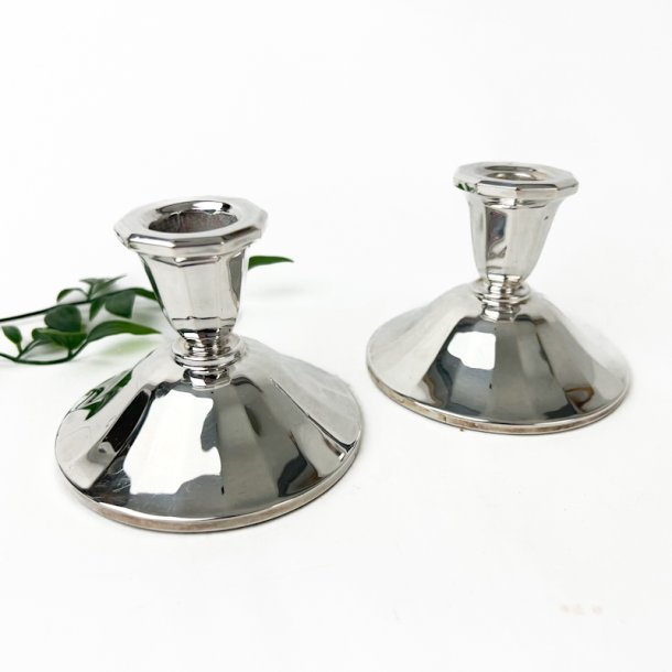 To tre-t�rnede s�lv lysestager