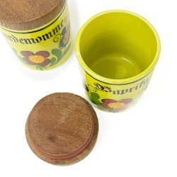 To gule vintage krydderikrukker med teakl�g