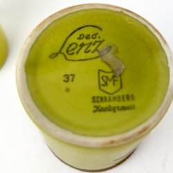 To gule vintage krydderikrukker med teakl�g