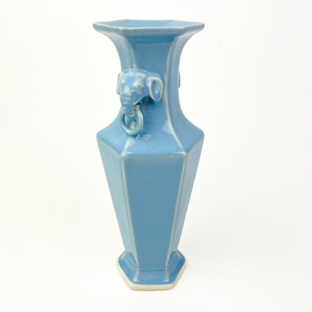 Lysebl� vintage elefantvase