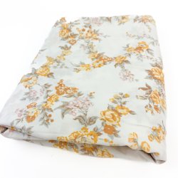 Et st vintage sengetj med blomster