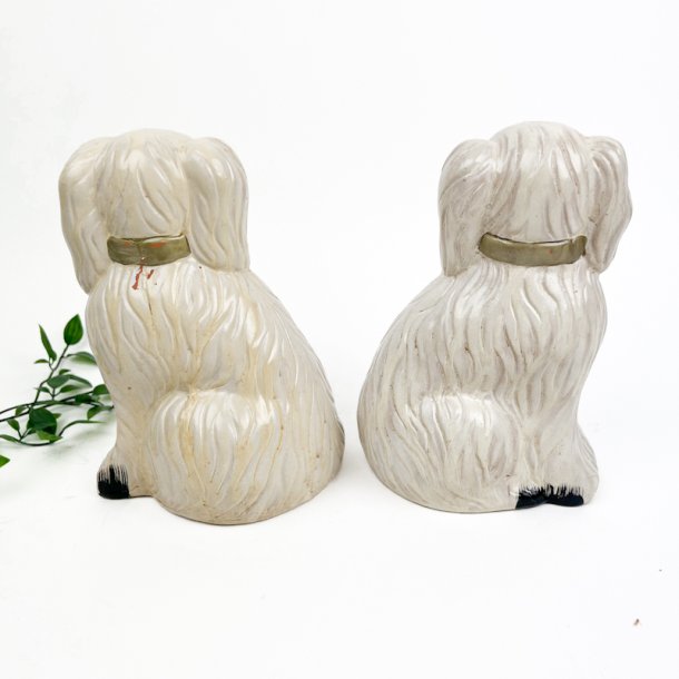 To vintage Staffordshire hunde