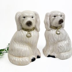 To vintage Staffordshire hunde