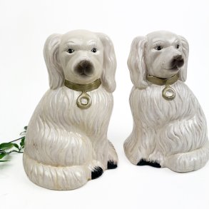 To vintage Staffordshire hunde