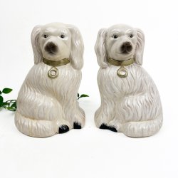 To vintage Staffordshire hunde