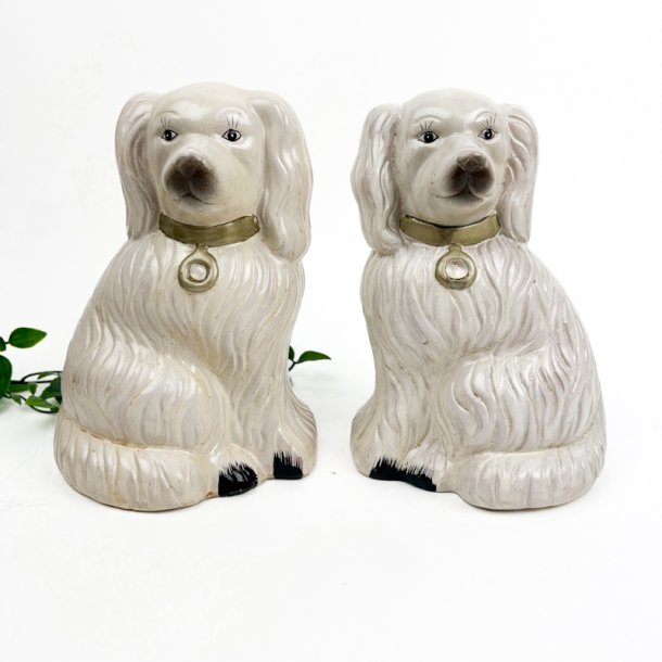 To vintage Staffordshire hunde