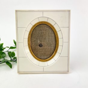 Eleganter Rahmen mit goldener Ovalfassung