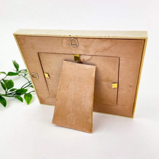 Eleganter Rahmen mit goldener Ovalfassung